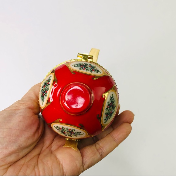 Vintage Ceramic Christmas Ornament Egg Red Gold Hinged Music Box Gift Souvenir - Picture 4 of 7